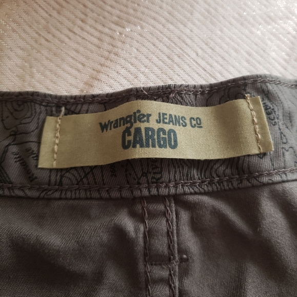 Wrangler gray map cargo shorts. Size 38 - Picture 3 of 5